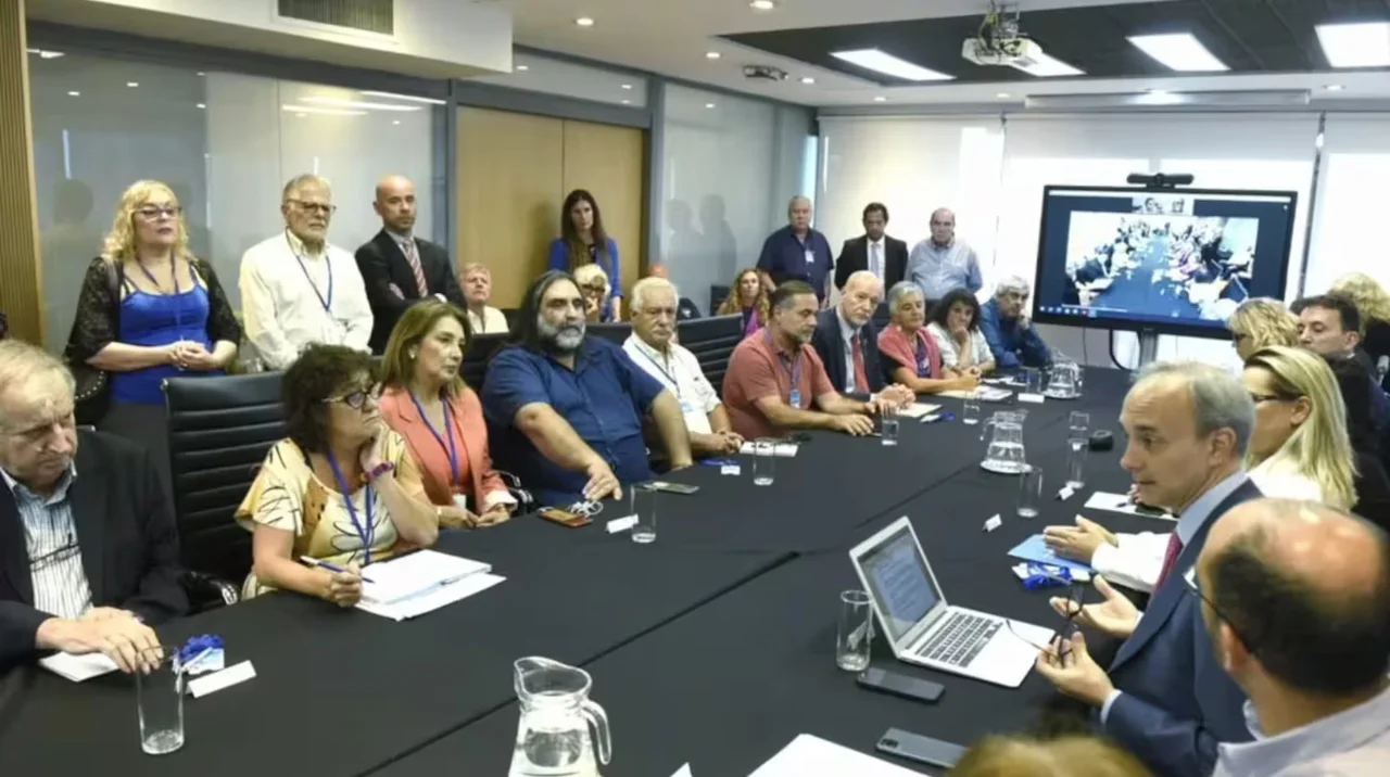 Conflicto con los gremios docentes: el Gobierno propuso un salario básico de $500.000, pero no se llegó a un acuerdo