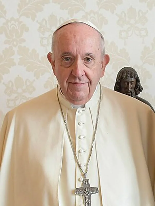 El Papa Francisco continúa "crítico, pero estable"