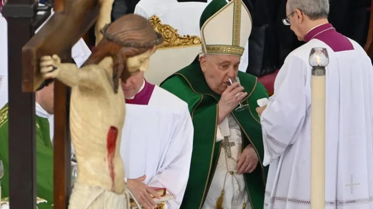 El papa Francisco pasó bien la noche, estable, pero su pronóstico sigue siendo reservado