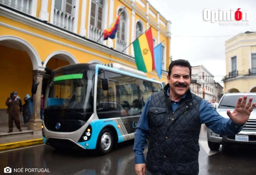 Manfred Reyes Villa inaugura el primer bus eléctrico de Bolivia