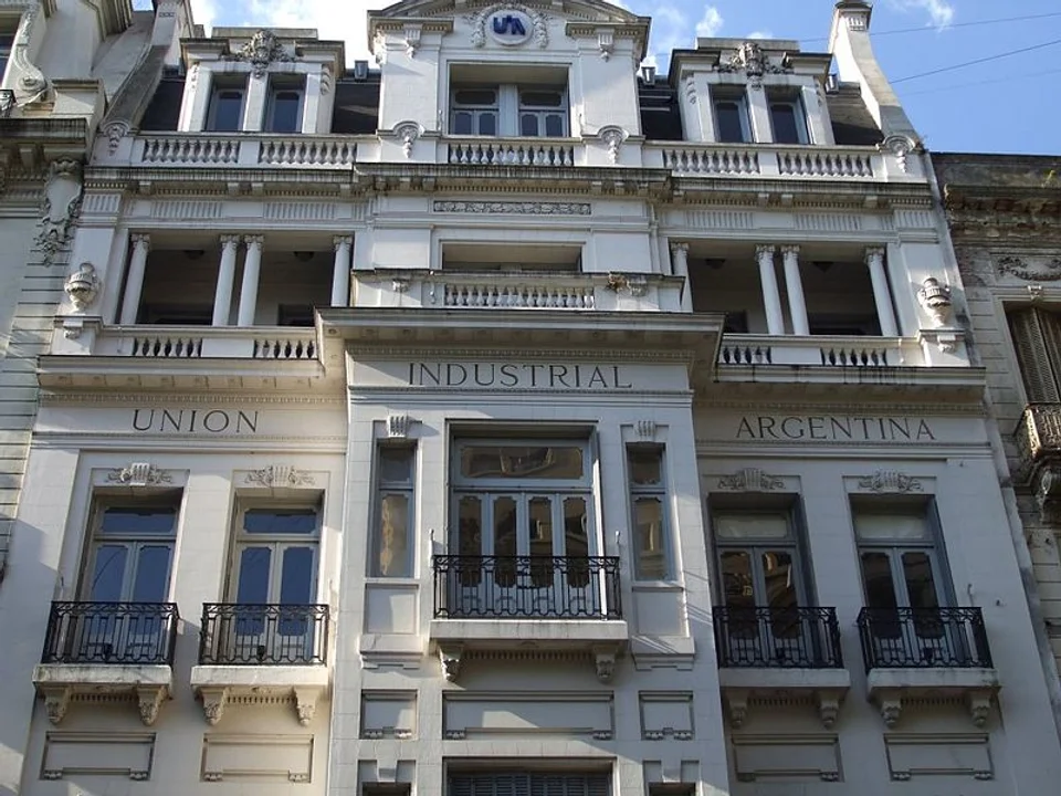 El gobierno decretó que las empresas ya no estarán obligadas a hacer aportes a las cámaras