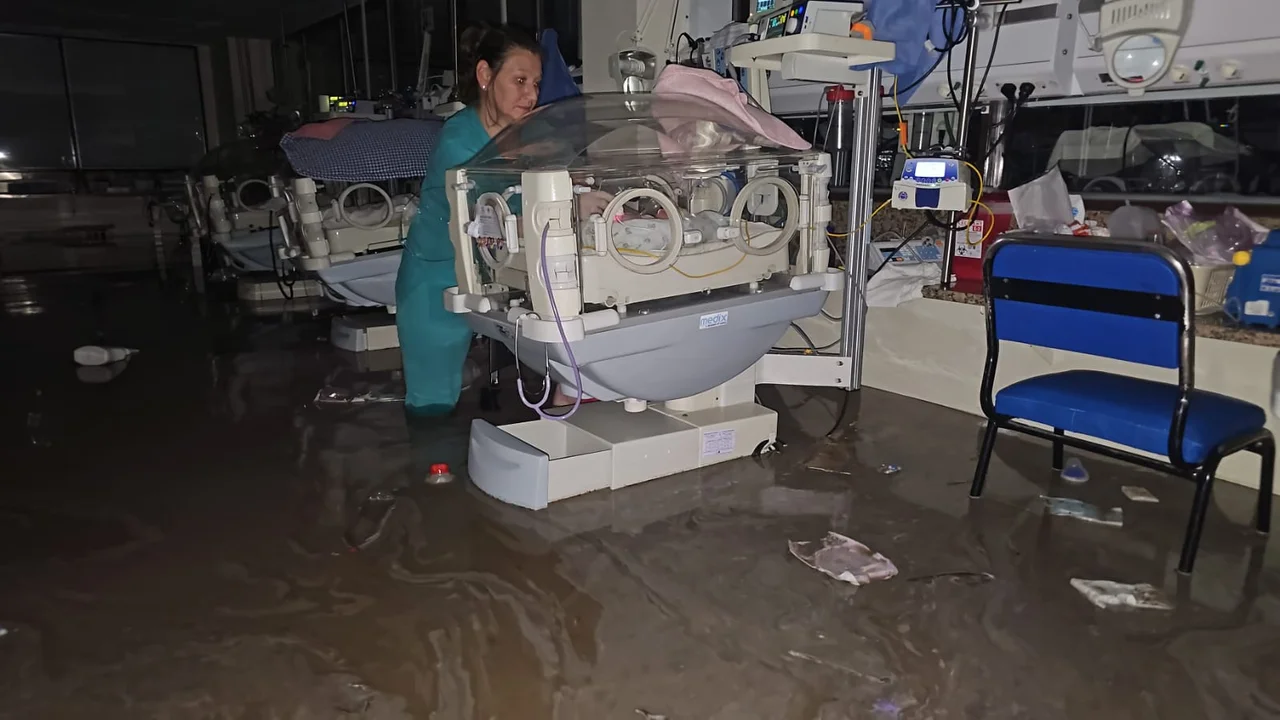 Evacuaron a los bebés recién nacidos en el hospital Penna de Bahía Blanca debido a las inundaciones