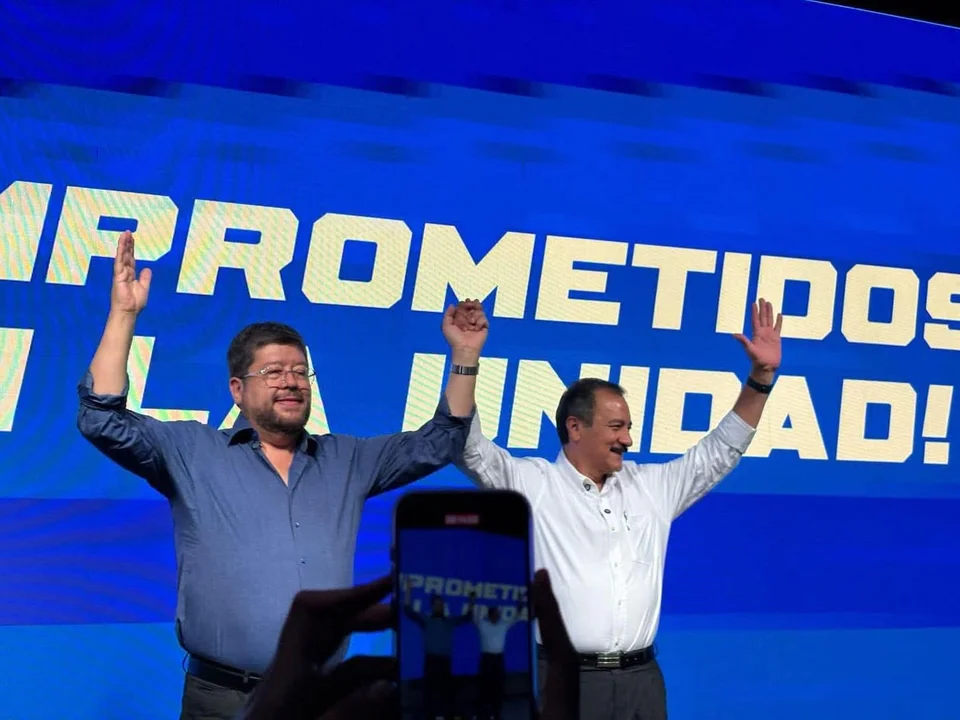 Vicente Cuéllar retira su candidatura y respalda a Samuel Doria Medina para consolidar la unidad opositora