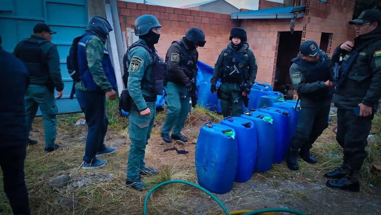 La Policía de El Alto intervino un domicilio con 3,800 litros de combustible almacenado ilegalmente