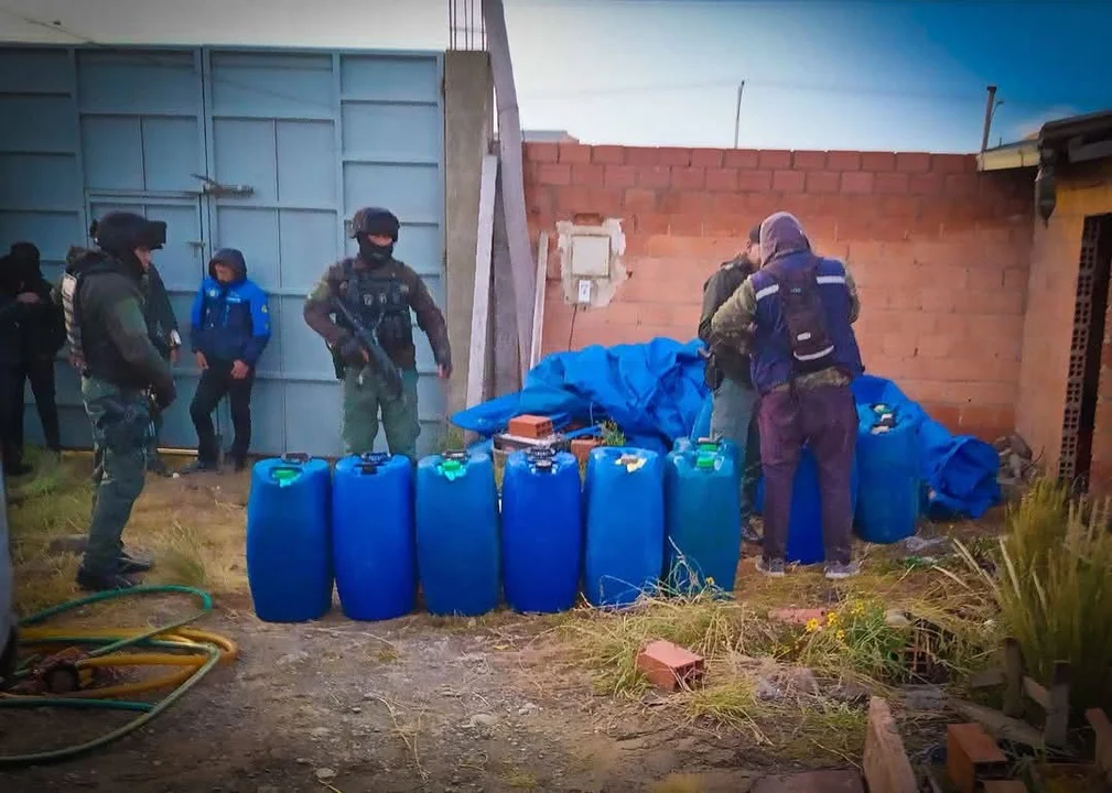 La Policía de El Alto intervino un domicilio con 3,800 litros de combustible almacenado ilegalmente