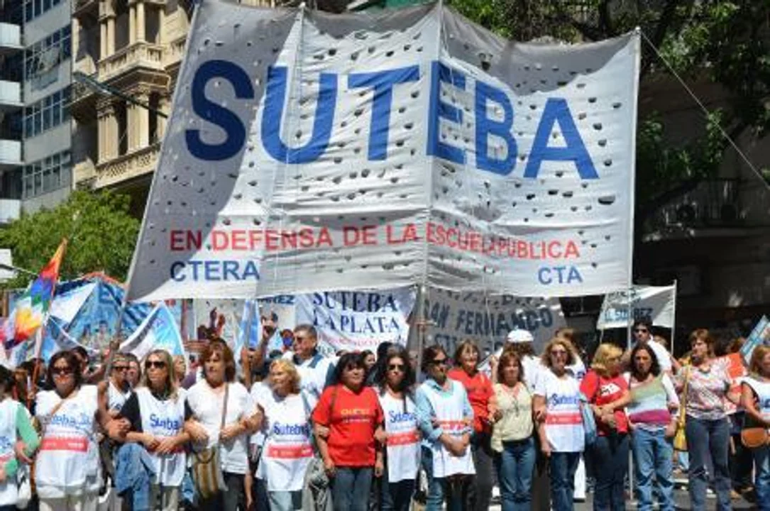 Sin consenso con los gremios docentes, el Gobierno impone un mínimo de $500,000