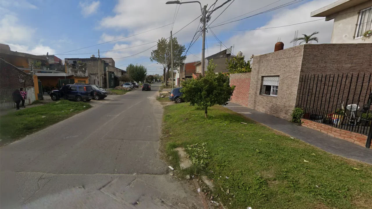 En Lomas de Zamora, un hombre fue a la casa de su madre, discutió con su padrastro y, durante el altercado, le disparó en la cara, causándole la muerte