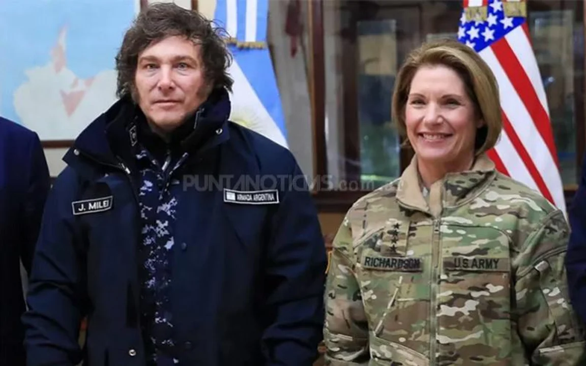 Milei la ultima vez que visitó Ushuaia, hace un año, junto a militares norteamericanos.