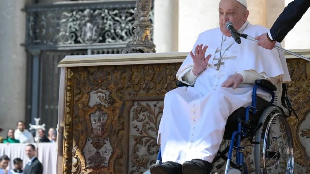 El Papa Francisco llegó en silla de ruedas y con oxígeno a la Plaza San Pedro para saludar a los fieles presentes