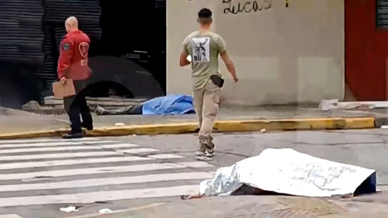Tragedia en Parque Chacabuco: un hombre fue apuñalado, intentó huir en auto, perdió el control, atropelló a una mujer y los dos fallecieron