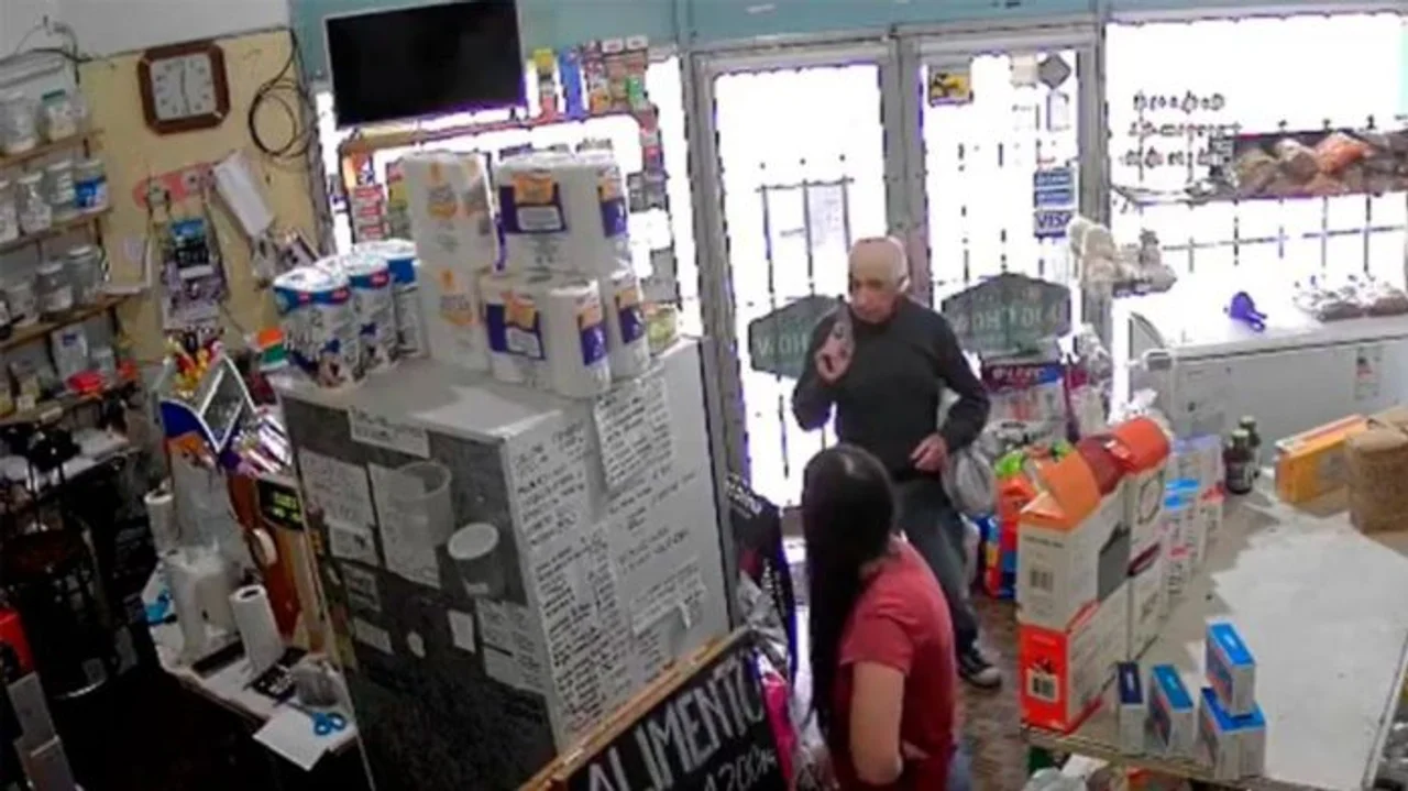Un adulto mayor de unos 80 años robó una tienda de productos dietéticos con una pistola
