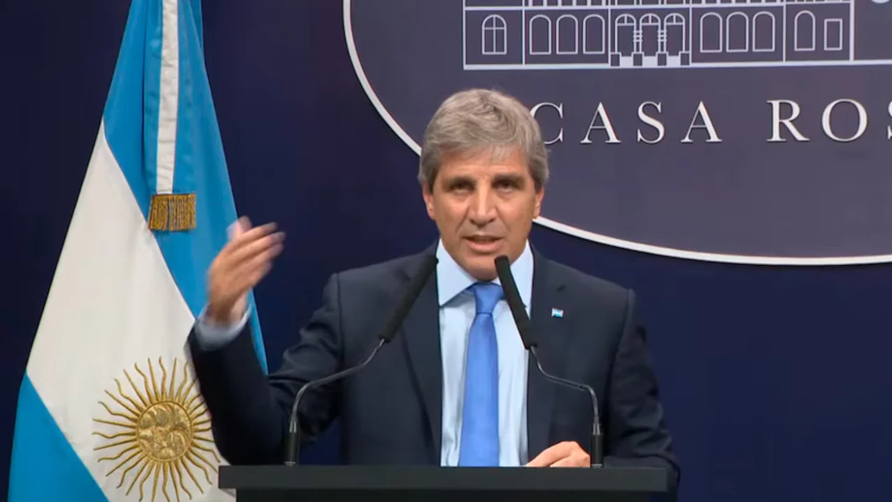 Caputo anunció una devaluación que podría llegar hasta casi un 40% y el fin del cepo cambiario.