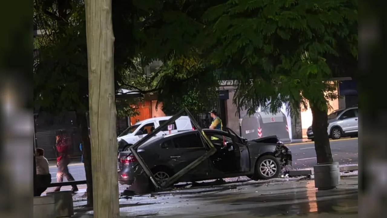 Un auto chocó contra una parada de colectivos y el conductor se negó a bajar