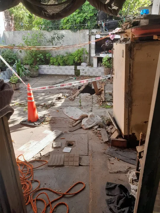 Un hombre fue a buscar a su madre para que lo acompañara al velorio de su padre, pero al llegar a su casa la encontró muerta en un pozo del patio