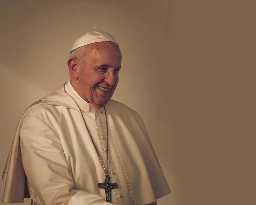 El mundo le da el último adiós a Francisco: el Papa está siendo velado en la capilla de la Casa Santa Marta, su residencia.