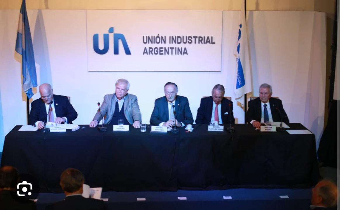 Cambios en la Unión Industrial Argentina, incentivados por los grandes grupos industriales,con critican las importaciones indiscriminadas y el dólar a bajo precio.