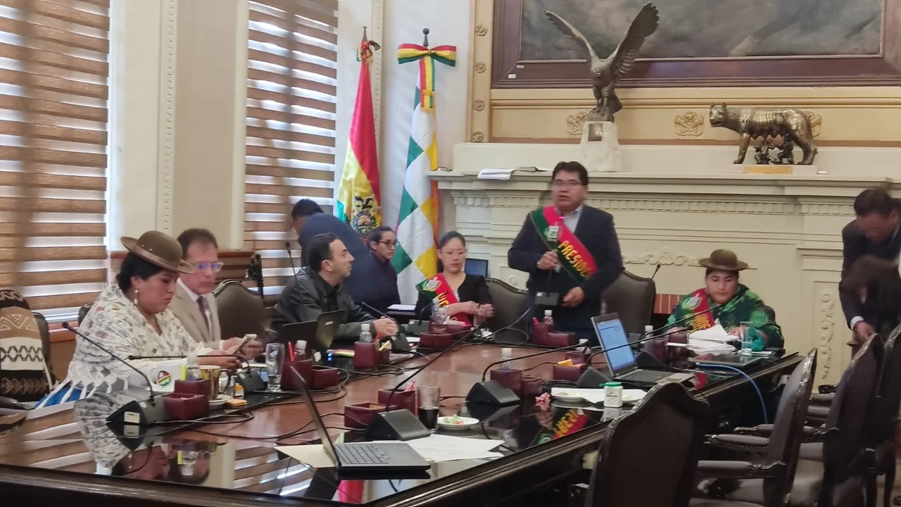 Lucio Quispe asume la presidencia del Concejo Municipal de La Paz en una sesión tensa y con divisiones políticas