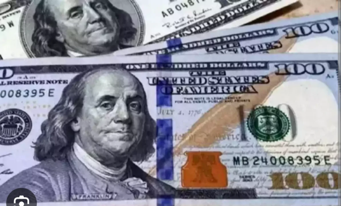 Baja el dólar oficial y también el dólar blue