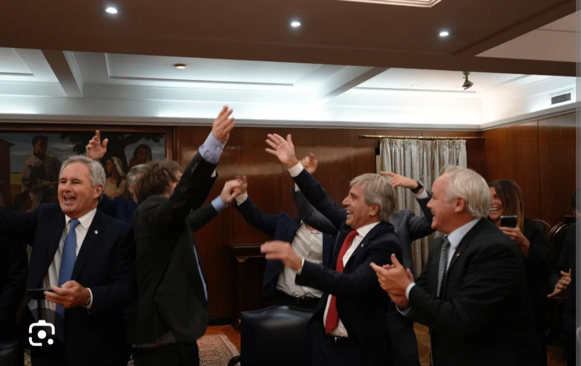 Caputo y su equipo festejando la nueva deuda con el FMI.