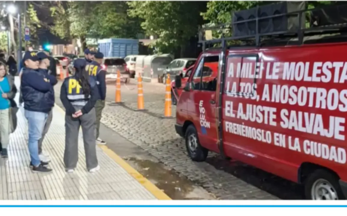 Detuvieron a un grupo de militantes de la UCR en Belgrano durante una actividad contra Milei