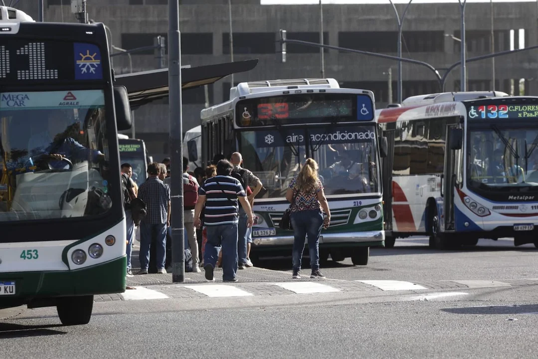 Aumentos: desde el próximo domingo, los usuarios de CABA pagarán los viajes en subte y colectivos con aumento.