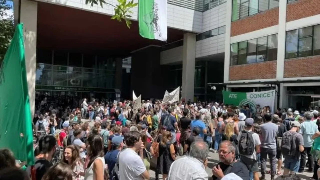 La comunidad científica marcha contra el desmantelamiento del sector de investigación y desarrollo tecnológico