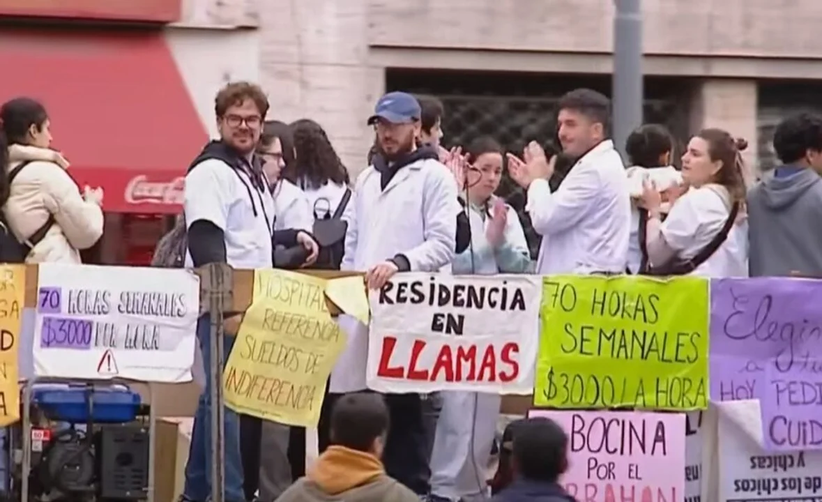El Gobierno mantuvo un encuentro con residentes del Garrahan, sin presentar una oferta salarial concreta, y analiza otorgar un adicional por productividad