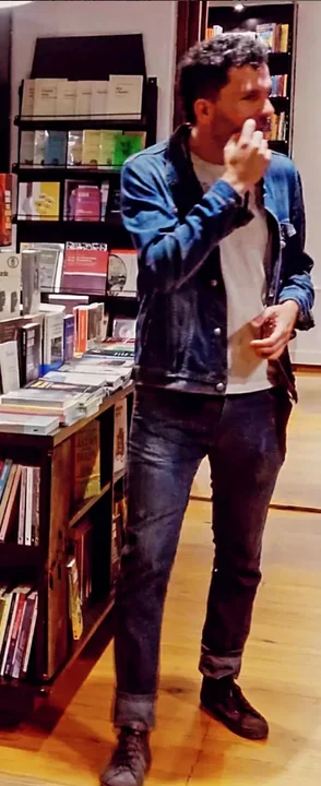 Juan Manuel Reinoso, Periodista Narrativo. Es argentino, Licenciado en Comunicación Social y Periodista Universitario por la Universidad Nacional de San Luis, estudiante avanzado de la Maestría en Ciencias Sociales y Humanidades de la Universidad Nacional de Quilmes.