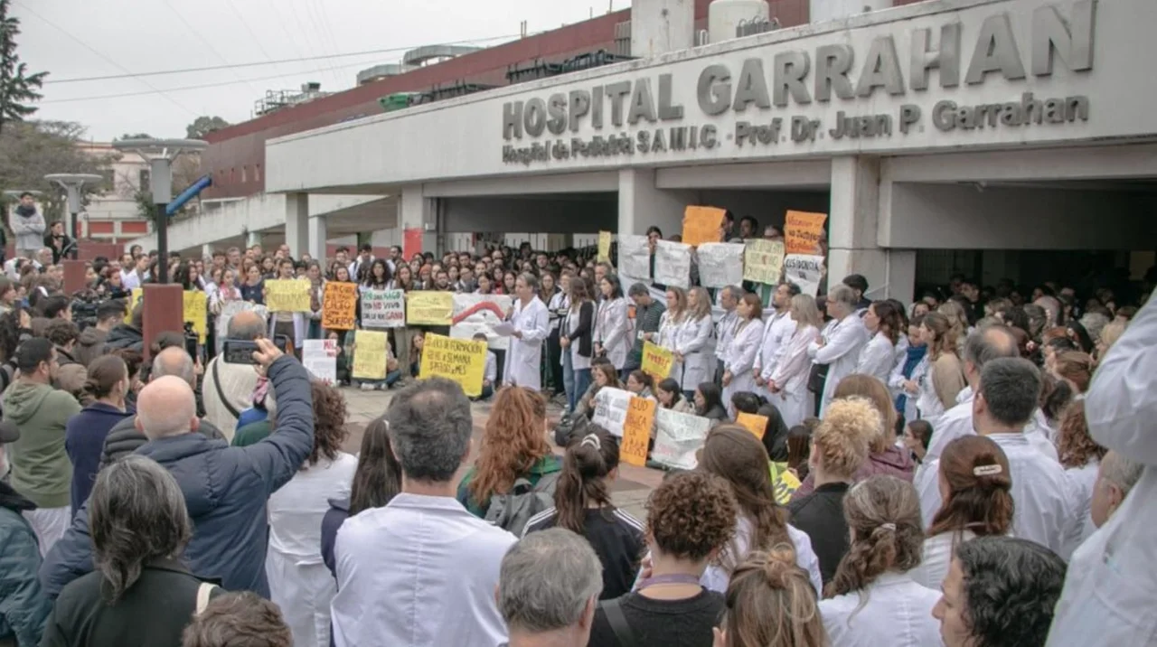 Desde el Hospital Garrahan cruzan al Gobierno y explican que hay más medios que administrativos.