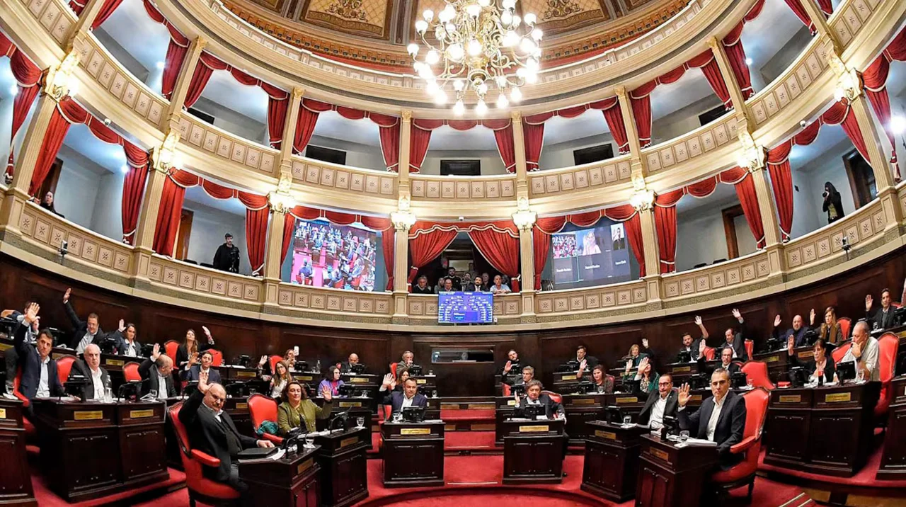 El Senado de la provincia de Buenos Aires buscará discutir hoy la posibilidad de que los legisladores puedan ser reelegidos sin límite de mandatos