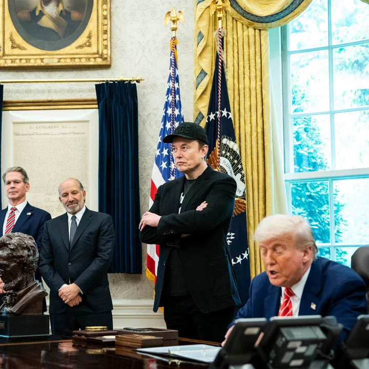 Hombres de negocios ahora enfrentados.