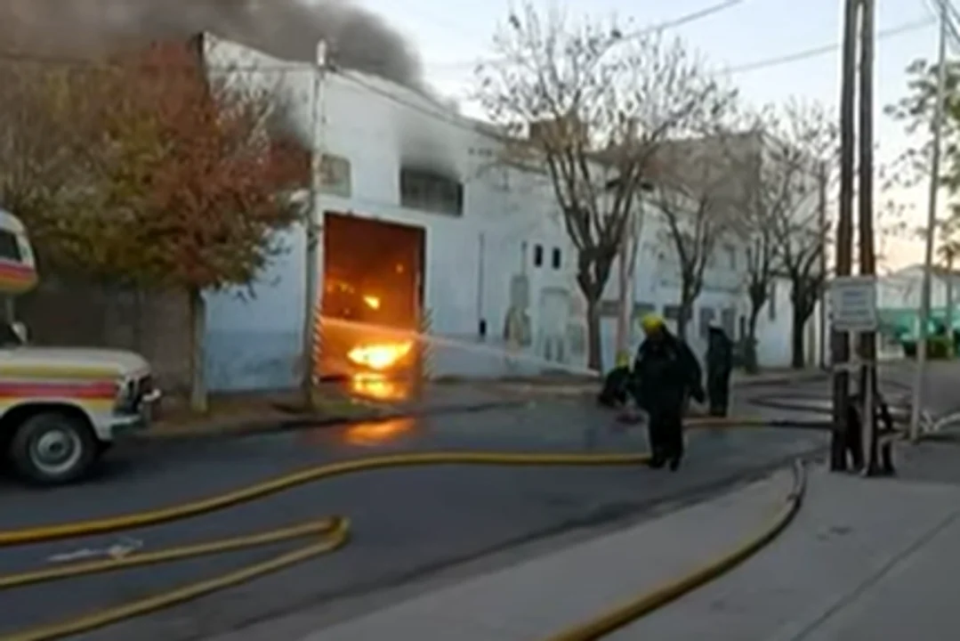 San Justo: se incendió una fábrica, evacuaron a los vecinos y hubo corte de ruta
