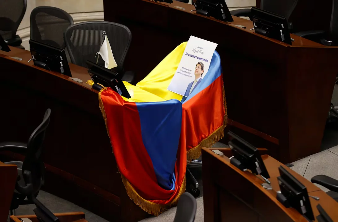 La curul del senador Miguel Uribe Turbay cubierta con la bandera de Colombia este lunes, en Bogotá.