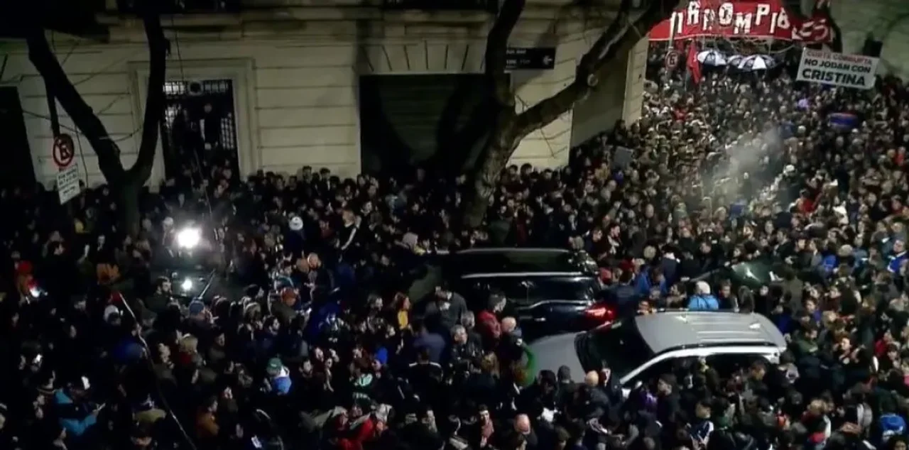 Anoche frente a la casa de Cristina 