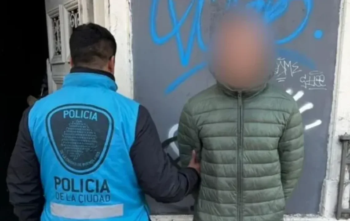 El hombre permanece detenido.